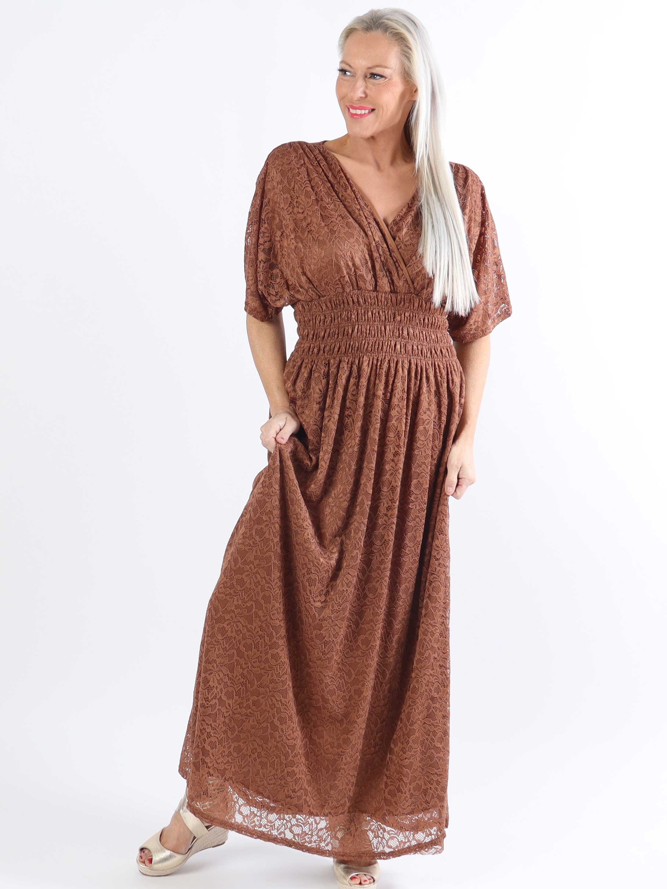Pams Lace - Lang plus size kjole i blonde med smock under brystet